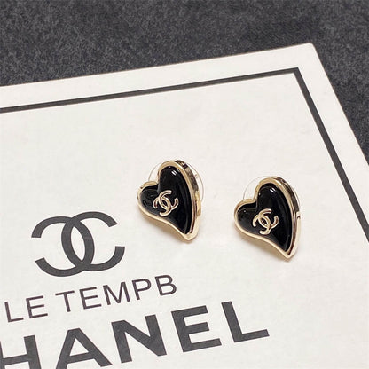 シャネルのブラックハートイヤリング