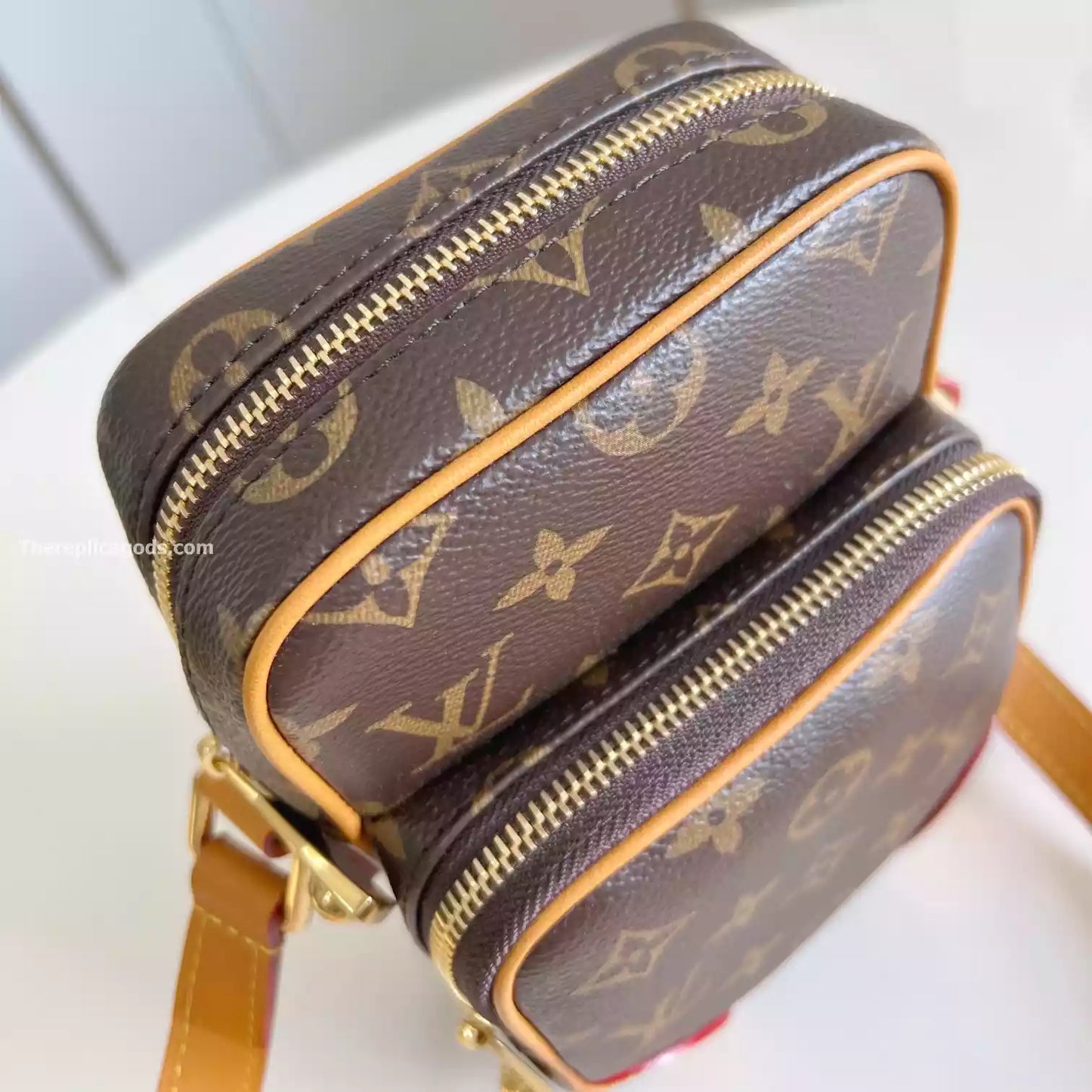 AMAZONE クロスボディバッグ ブラウン モノグラム キャンバス – LW319