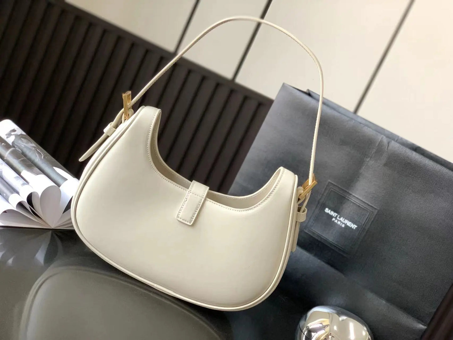 LE 5 7 ホーボーバッグ（ベジタブルタンニンレザー製）