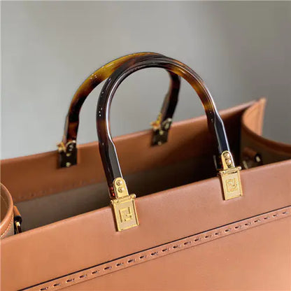 フェンディのレザーショッピングバッグ