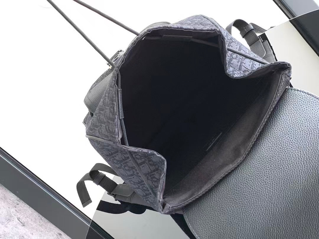 クリスチャン・ディオール オブリーク ジャカード グレインカーフスキン サドル バックパック フラップ付き ブラック