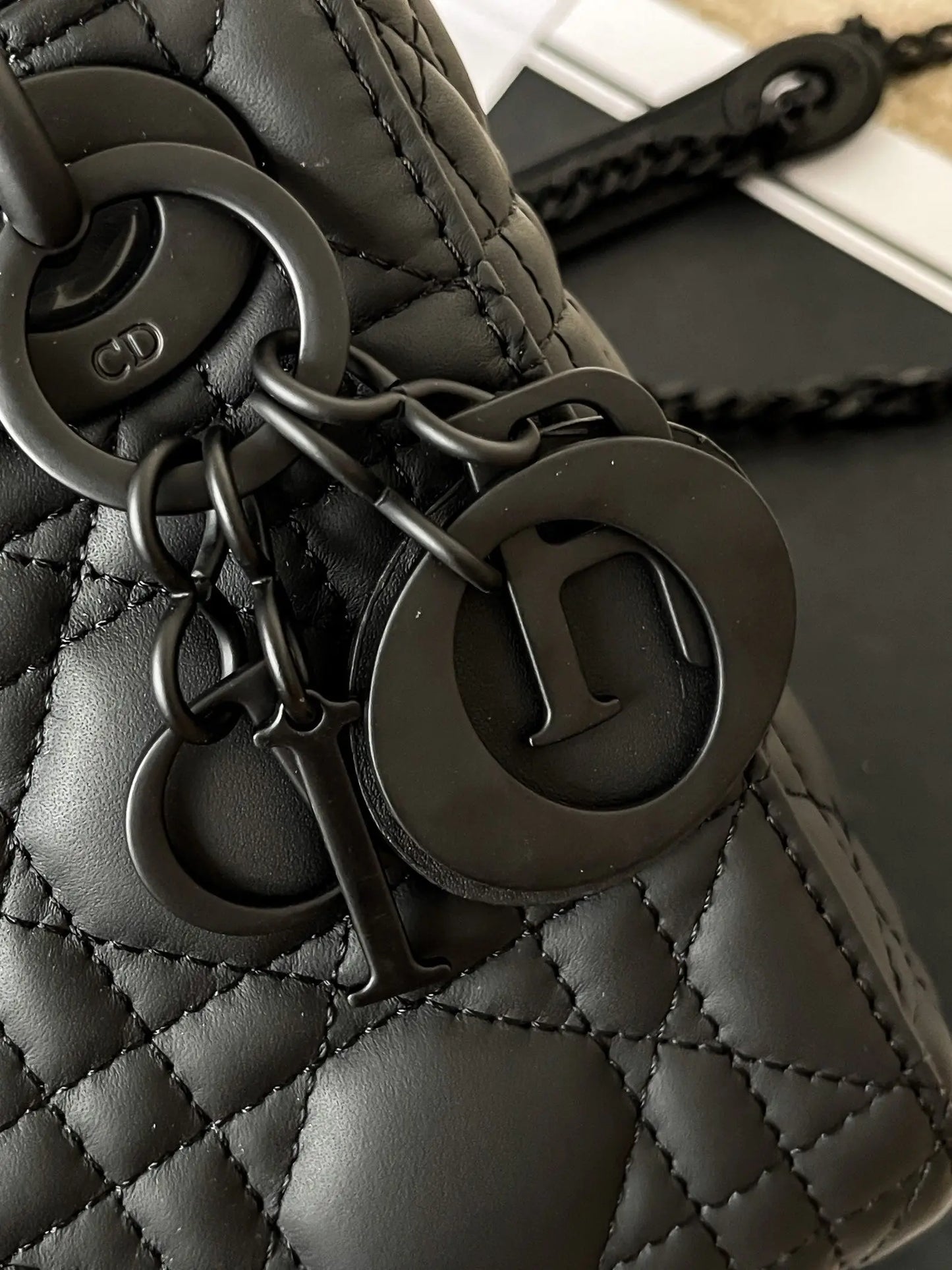 クリスチャン・ディオール ミディアム レディ ディオール バッグ