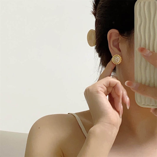 シャネル ミディアム アンティークゴールド ダブルC スタッド イヤリング（ダイヤモンド付き）