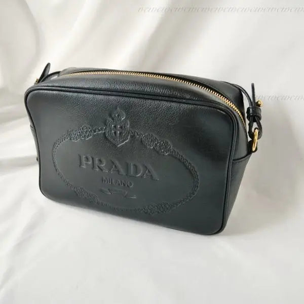 PRADA【国内発/関税込】ロゴプレート ブラックショルダーバッグ