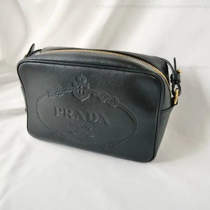 PRADA【国内発/関税込】ロゴプレート ブラックショルダーバッグ