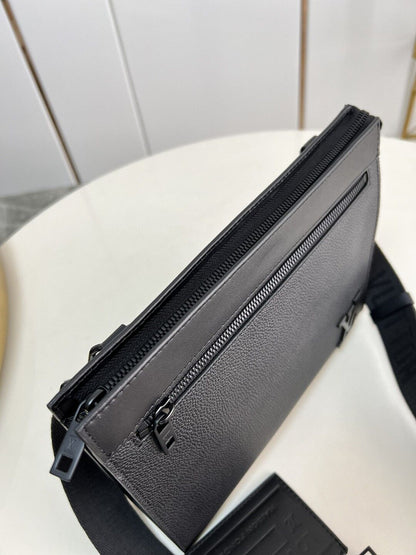 ルイ・ヴィトン メッセンジャー ヴォヤージュ ブラック エアログラム カウハイドレザー – LVB003