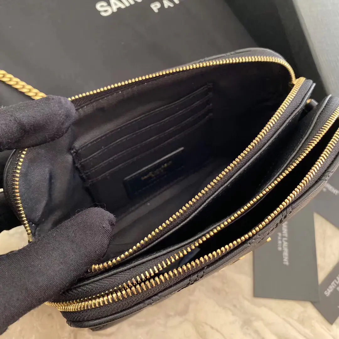 キルティングマットレザーのベッキー ダブルジップポーチ