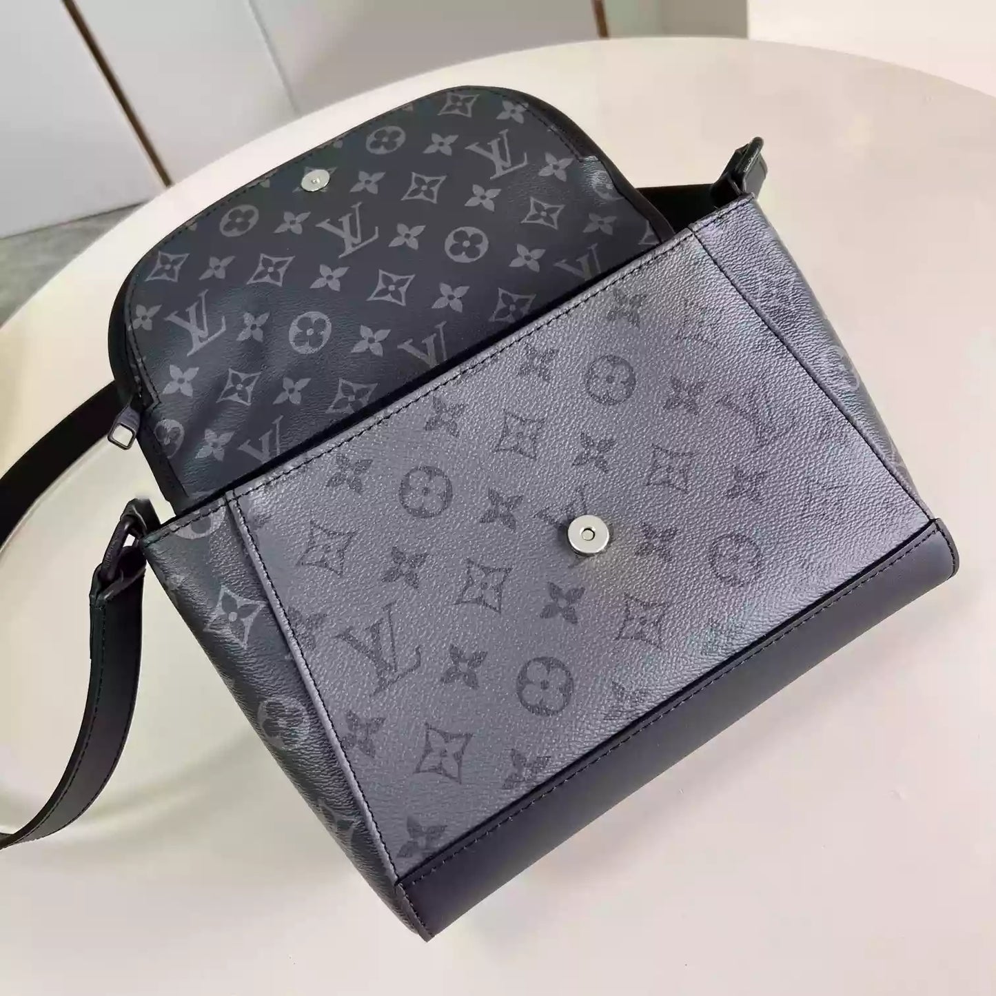 パルス メッセンジャーバッグ モノグラム エクリプス キャンバス M12681 – LW426