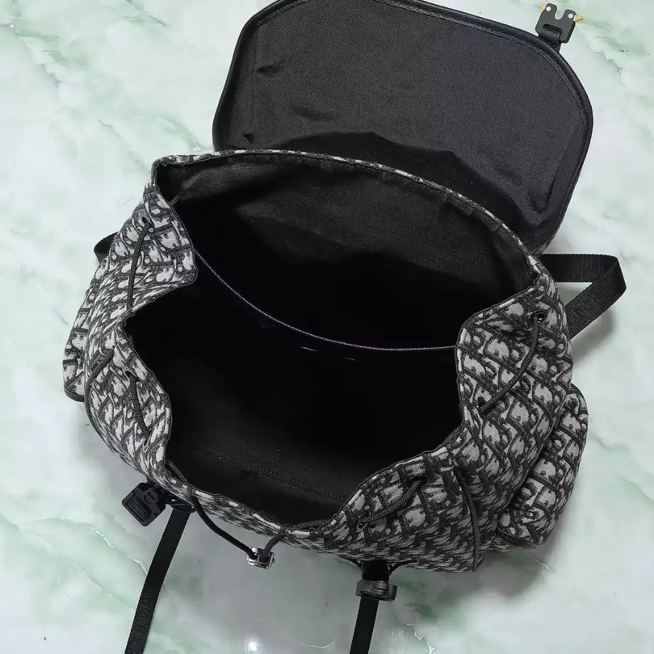 ディオール ヒット・ザ・ロード フラップ付きバックパック – DIO053