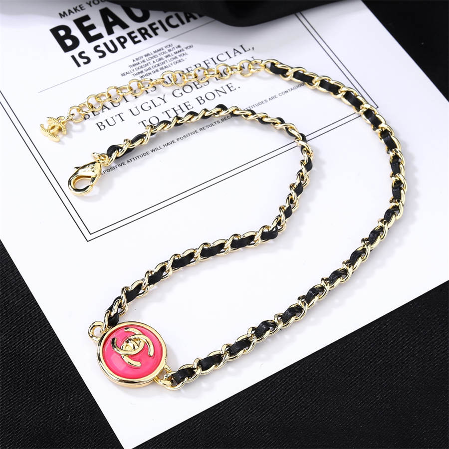 シャネルのピンクのラブレザー編み込み鎖骨ネックレス