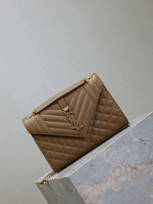 YSL 600185 エンベロープ ミディアム キルティング グレイン・ド・プードル エンボスレザー キャラメル
