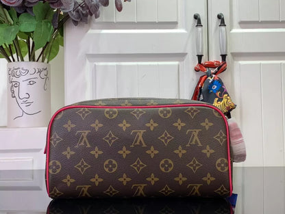 ルイ・ヴィトン ドップキット ボルネオ ピンク モノグラム マカサー キャンバス バッグ – LW142