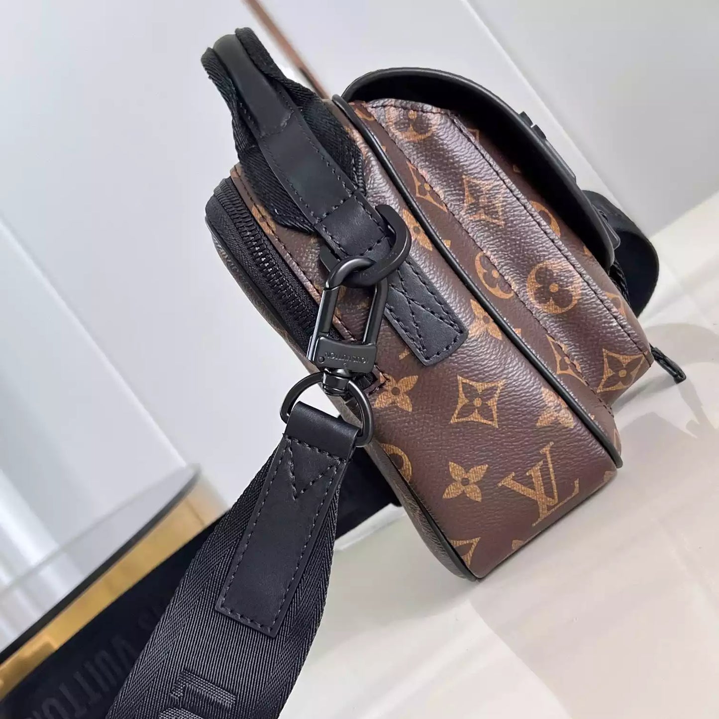 クエスト メッセンジャーバッグ モノグラム マカッサル コーティングキャンバス M46973 – LW449