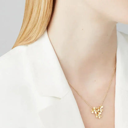 ヴァン クリーフ＆アーペルの新作フリヴォル ペンダント、3 つの花、ミニ スタイル