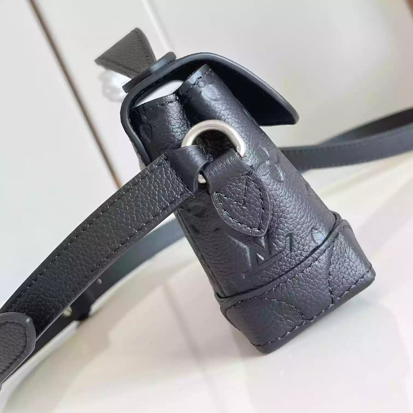 スティーマー イースト ウエスト ウェアラブルウォレット ブラック モノグラム トリヨン M13888 – LW277