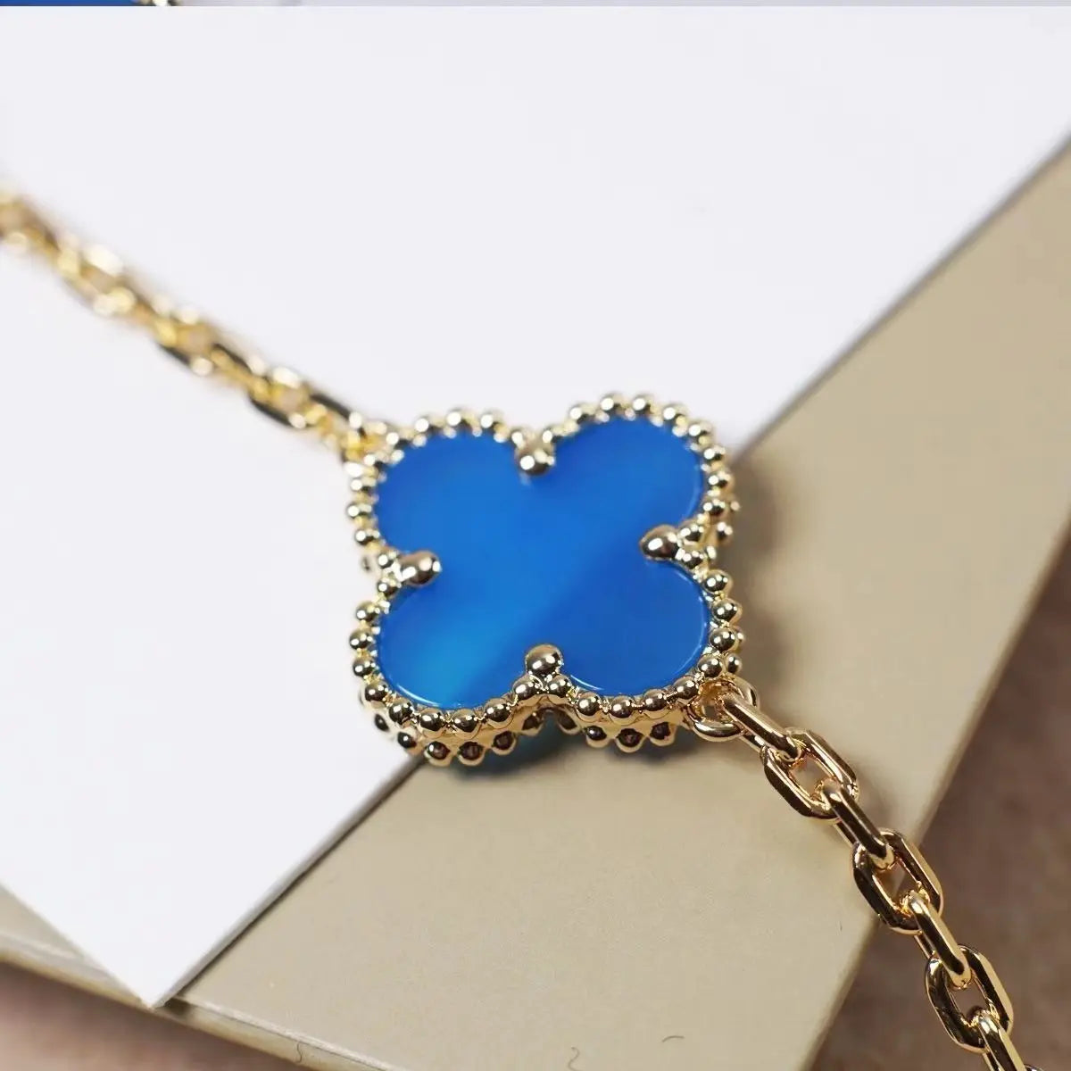 ヴァン クリーフ＆アーペルの四つ葉のクローバーとブルーカルセドニーのブレスレット