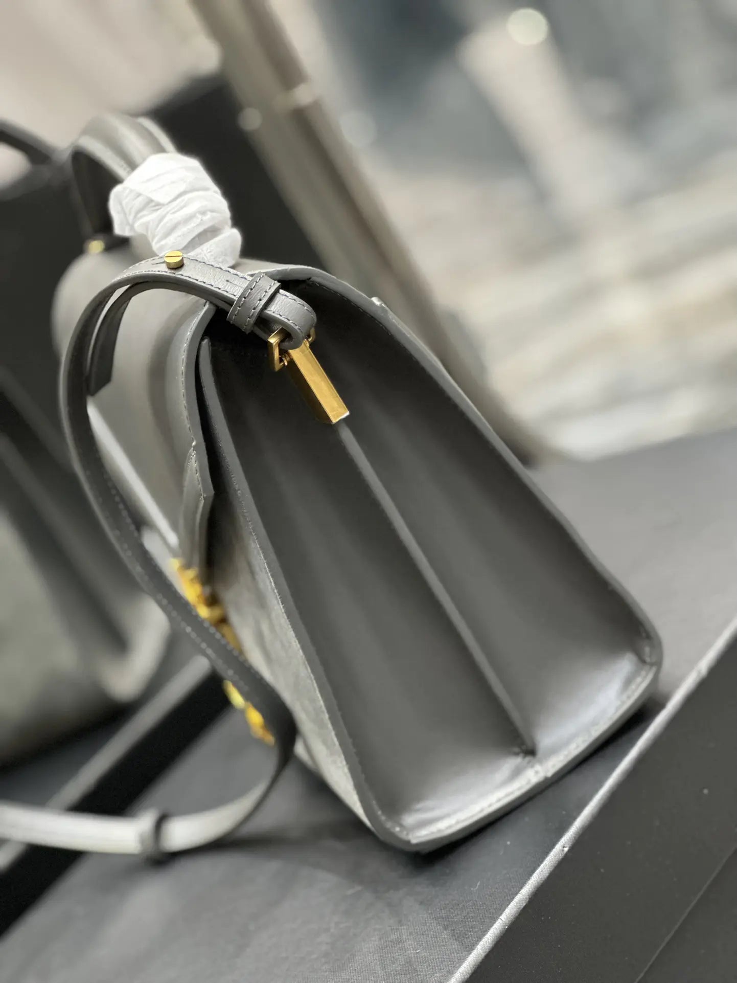 カサンドラ ミディアム トップハンドルバッグ グレイン・ド・プードル エンボスレザー