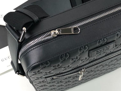 グッチ シグネチャー レザー フラットメッセンジャー – BG044