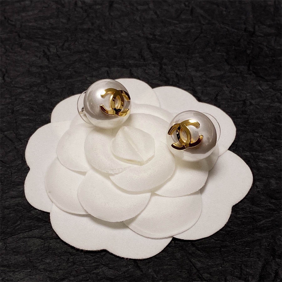 シャネルのパールイヤリング