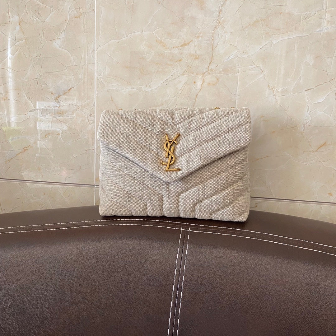 Y字キルティングレザーのルル スモールバッグ