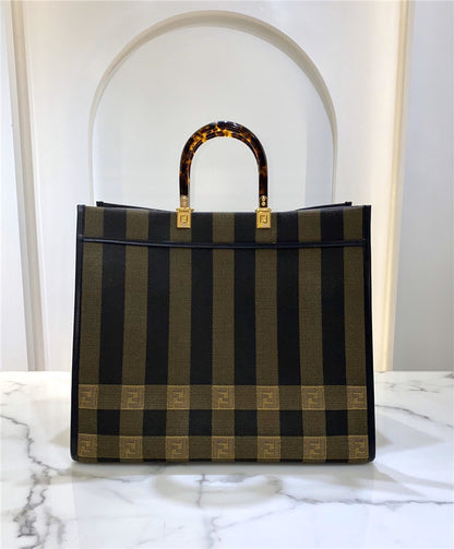 フェンディ ショッピングバッグ ロゴ