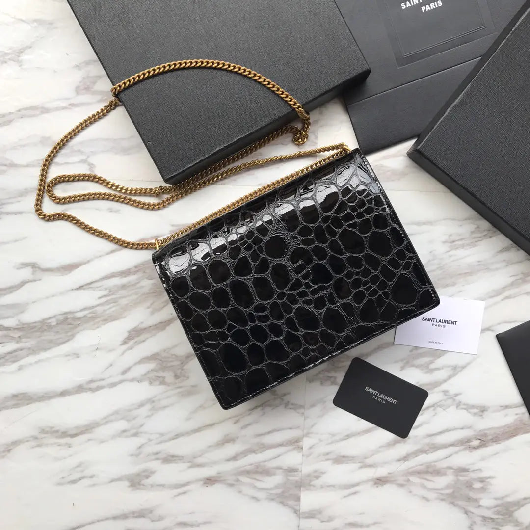 カサンドラ モノグラム クラスプバッグ（クロコダイルエンボス加工シャイニーレザー製）