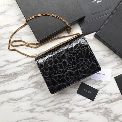 カサンドラ モノグラム クラスプバッグ（クロコダイルエンボス加工シャイニーレザー製）
