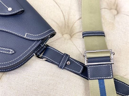 DIOR X KAWS ポーチ サドル ネイビーブルー – DIO016