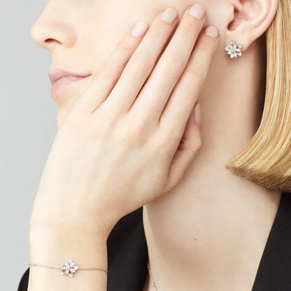 ヴァン クリーフ＆アーペルのロータス ホロー イヤリング（ミニスタイル）の新着商品