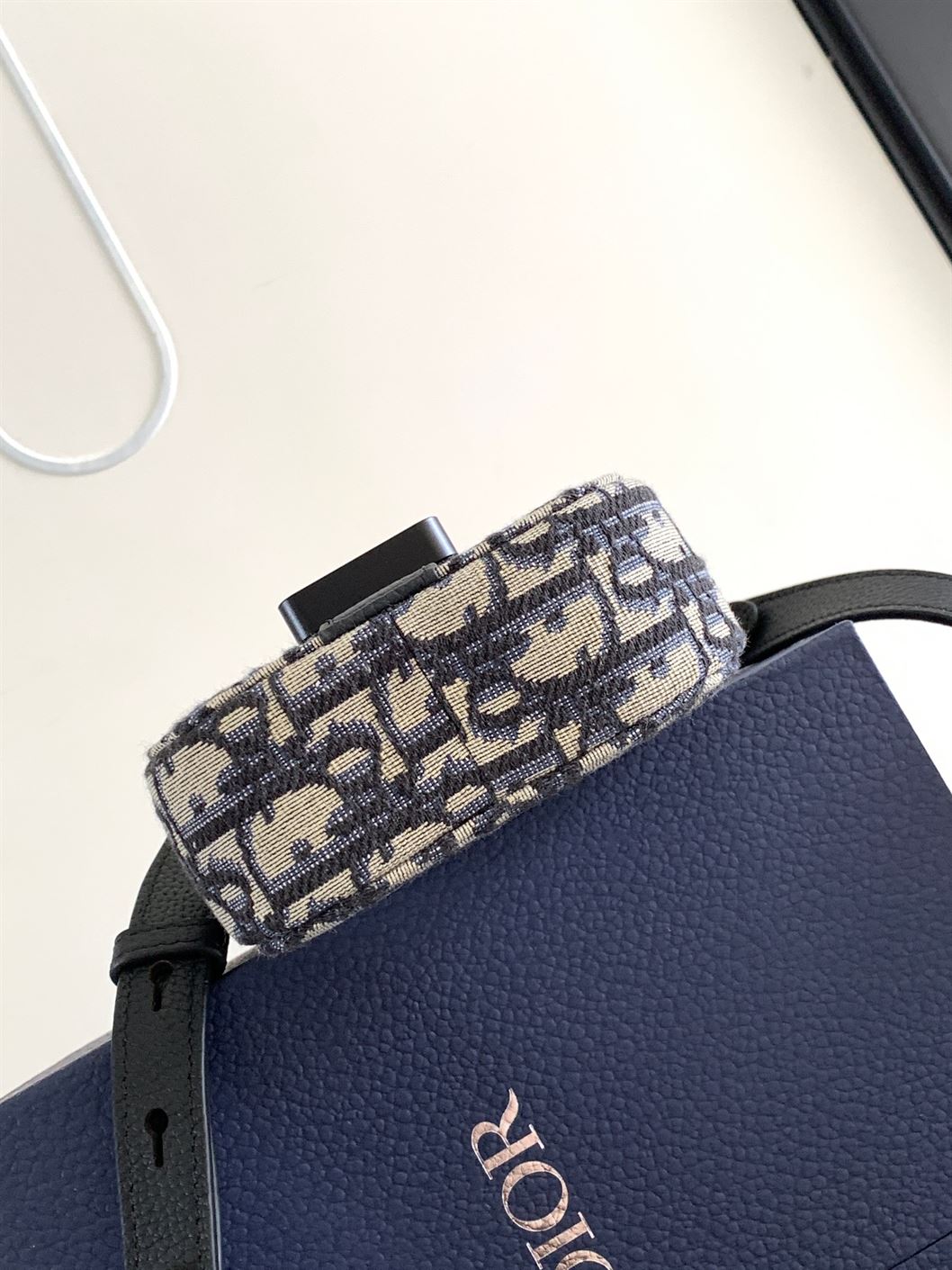 ディオール サドル 縦型ポーチ ストラップ付き – DIO048