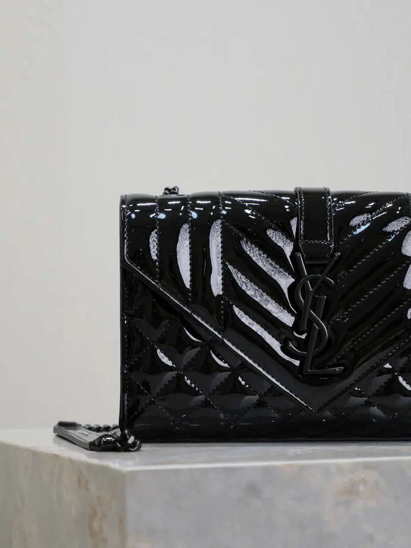 YSL 600195 エンベロープ スモール キルティング ブラック パテントレザー ブラックバックル