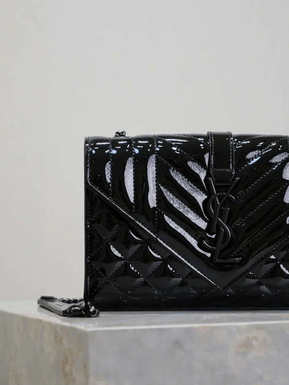YSL 600195 エンベロープ スモール キルティング ブラック パテントレザー ブラックバックル