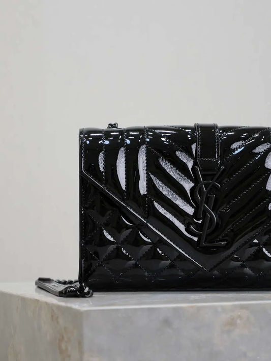 YSL 600195 エンベロープ スモール キルティング ブラック パテントレザー ブラックバックル