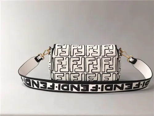 フェンディの象徴的なバゲットのレプリカバッグ