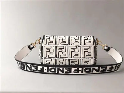 フェンディの象徴的なバゲットのレプリカバッグ