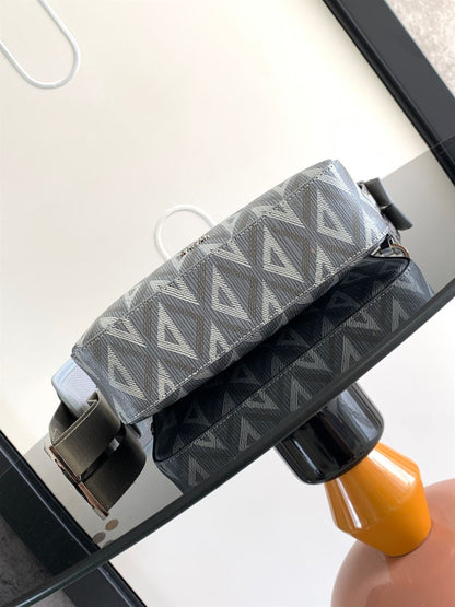 ディオール サファリバッグ ストラップ付き グレー CD ダイヤモンド キャンバス – DIO051