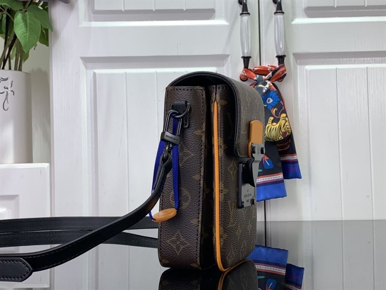 ルイ・ヴィトン Sロック バーティカル ウェアラブルウォレット – LVB057