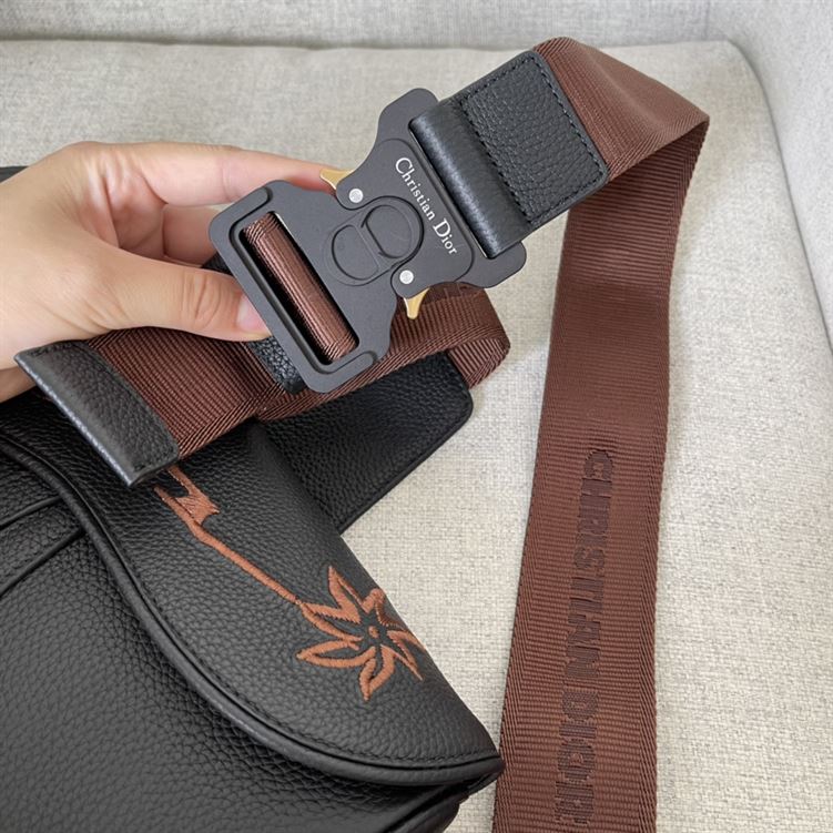 ディオール カクタス ジャック ディオール サドルバッグ ブラック グレインカーフスキン シグネチャー刺繍入り – DIO019