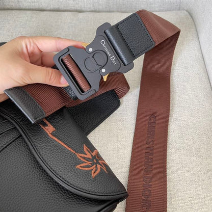 ディオール カクタス ジャック ディオール サドルバッグ ブラック グレインカーフスキン シグネチャー刺繍入り – DIO019