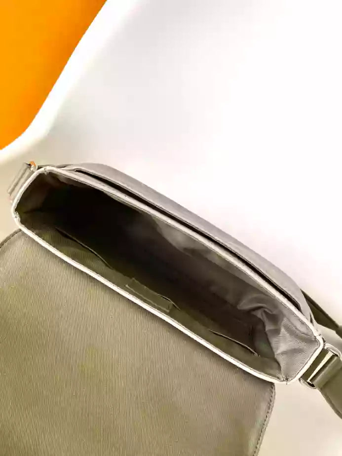 ディストリクト PM メッセンジャーバッグ カーキ モノグラム グラデーション キャンバス M11593 – LW284