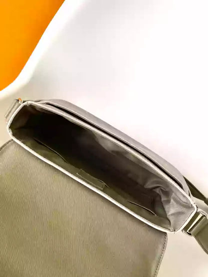 ディストリクト PM メッセンジャーバッグ カーキ モノグラム グラデーション キャンバス M11593 – LW284