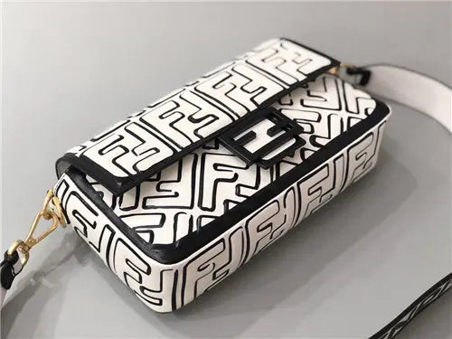 フェンディの象徴的なバゲットのレプリカバッグ