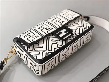 フェンディの象徴的なバゲットのレプリカバッグ
