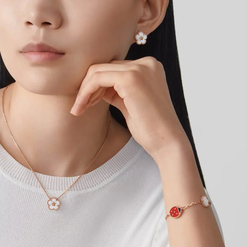 ヴァン クリーフ＆アーペルのラッキー スプリング イヤリング（プラムブロッサム）の新作