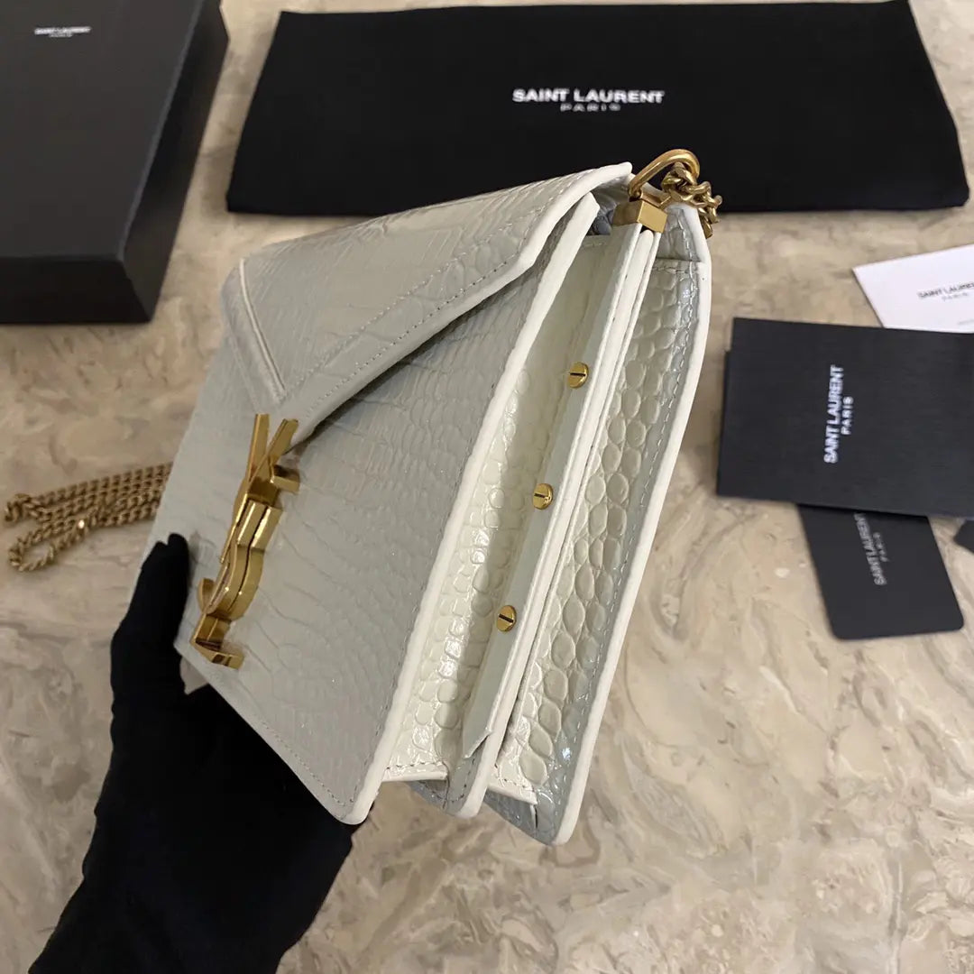 カサンドラ モノグラム クラスプバッグ（クロコダイルエンボス加工シャイニーレザー製）