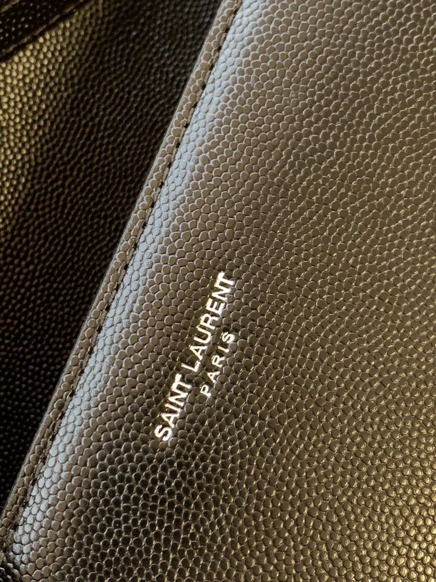 カサンドラ ミディアム トップハンドルバッグ グレイン・ド・プードル エンボスレザー