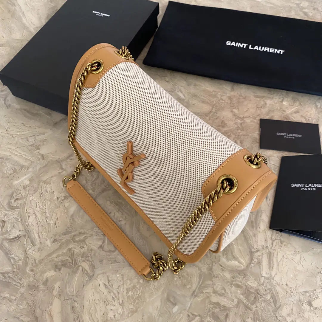 スムースレザーのKAIAスモールサッチェル