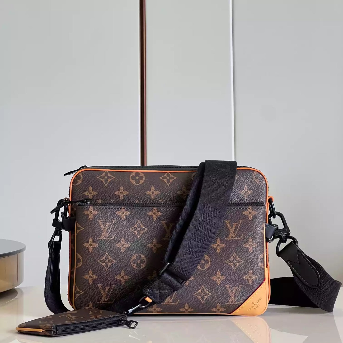 トリオ メッセンジャーバッグ モノグラム マカッサル M46694 – LW453