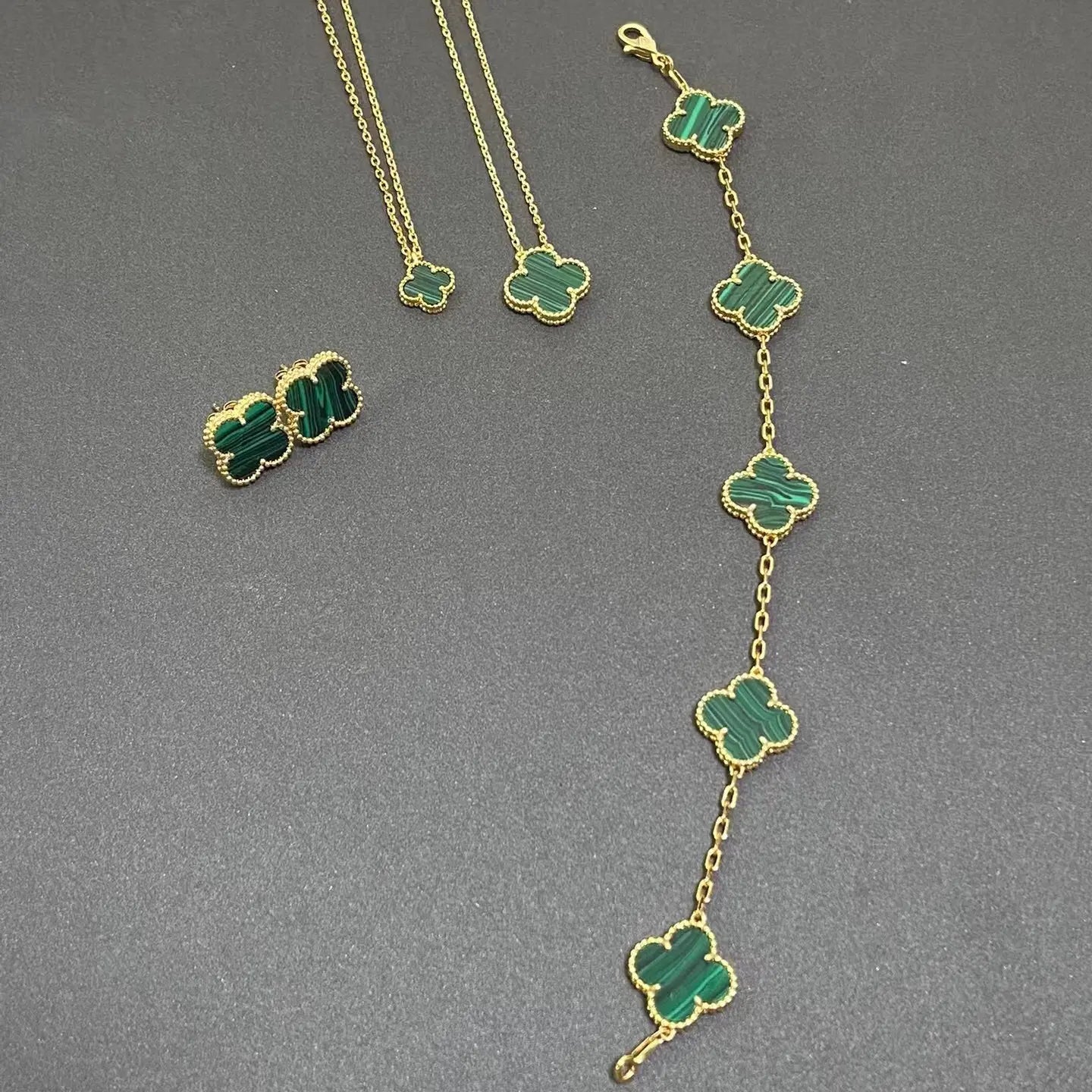 ヴァン クリーフ＆アーペルの四つ葉のクローバー マラカイト ブレスレット