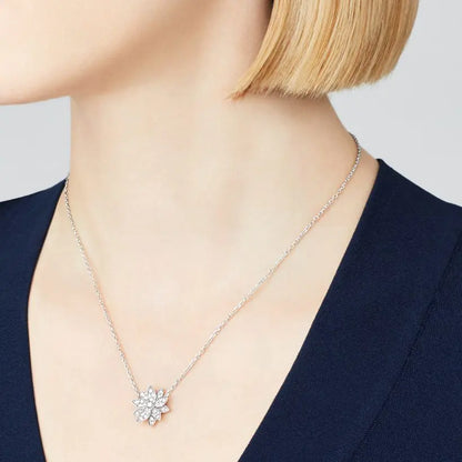 ヴァン クリーフ＆アーペルの新作ロータス ペンダント、スモール スタイル